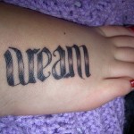 Tatuagens-Escritas-No-Pe-Ambigrama