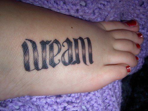 Tatuagens-Escritas-No-Pe-Ambigrama
