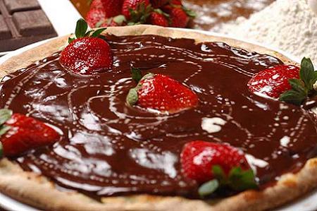 Pizza de chocolate com morango