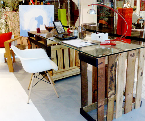 Mesa de escritório com pés de caixotes de feira. (Foto: Divulgação)