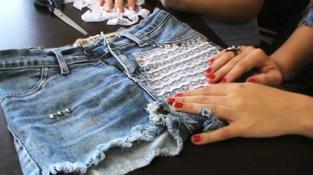 Com o material necessário e um pouco de habilidade, você mesma pode customizar o seu short. (Foto: Reprodução)