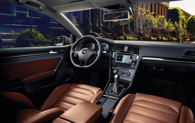 Interior do novo modelo do Golf versão 2014. (Foto: Divulgação / VW)